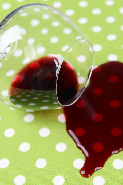 Перевернутый бокал вина на столе крупным планом — стоковое фото