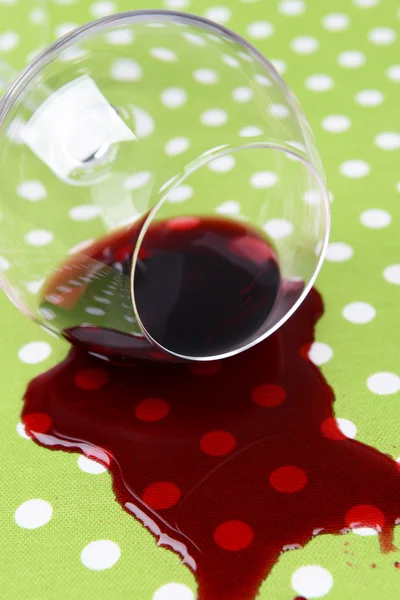 Volcado vaso de vino en primer plano de la mesa —  Fotos de Stock
