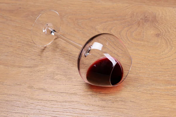 Overturned glass of wine on floor close-up — Stock Photo, Image