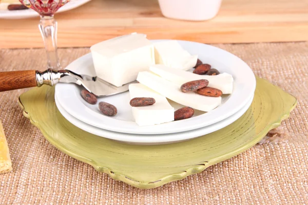 Prato de queijo sortido no fundo da mesa — Fotografia de Stock