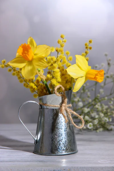 Vackra vårblommor i vas på träbord — Stockfoto