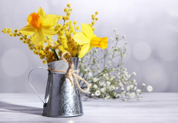 Belles fleurs printanières dans un vase sur une table en bois — Photo