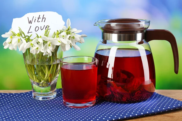 Lekkere kruiden thee en boeket op tafel — Stockfoto