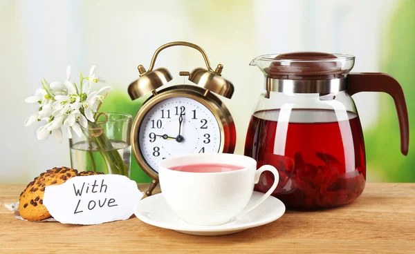 Välsmakande ört te och kakor på träbord — Stockfoto