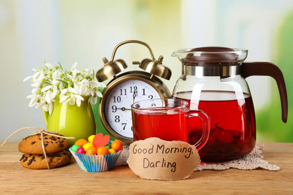 Savoureux tisane et biscuits sur table en bois — Photo