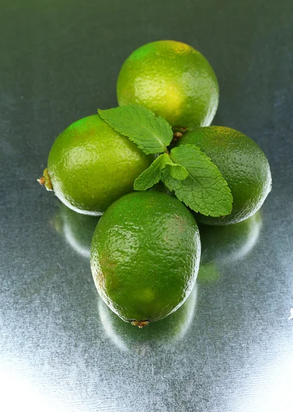 Limes fresco su sfondo brillante — Foto Stock