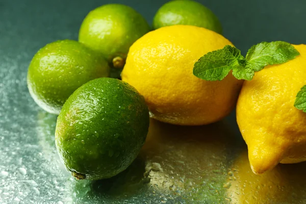 Limoni e lime su fondo scuro — Foto Stock