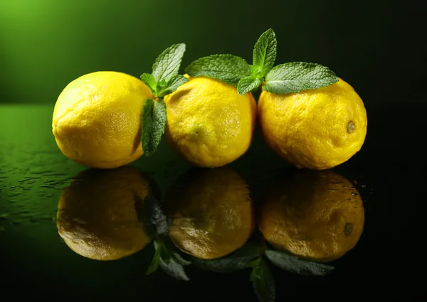 Limoni freschi su sfondo scuro — Foto Stock