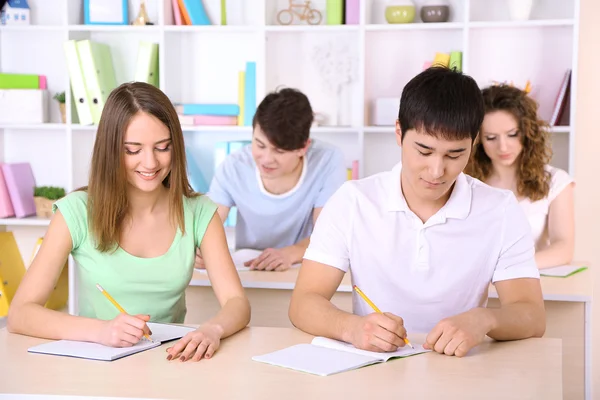 Gruppo di giovani studenti seduti in classe — Foto Stock