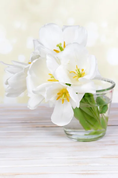 Belo buquê de tulipas brancas na mesa no fundo claro — Fotografia de Stock