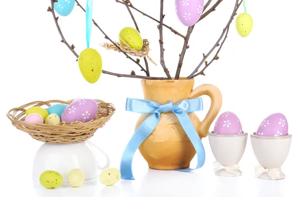 Composición de Pascua con huevos en ramas aisladas en blanco —  Fotos de Stock