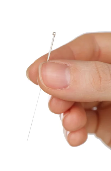 Mão segurando agulha para acupuntura na mão, de perto. Isolado em branco — Fotografia de Stock