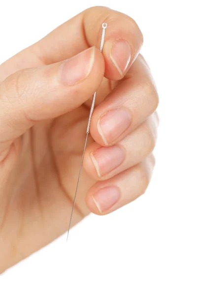 Hand hält Nadel für Akupunktur in der Hand, aus nächster Nähe. isoliert auf weiß — Stockfoto