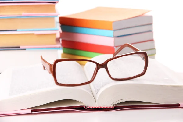 Samenstelling met glazen en boeken, geïsoleerd op wit — Stockfoto