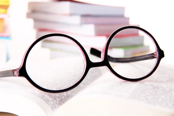 Composition avec verres et livres, isolés sur blanc — Photo