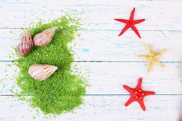 Cristais de sal marinho com conchas do mar, peixe estrela na cor de fundo de madeira — Fotografia de Stock