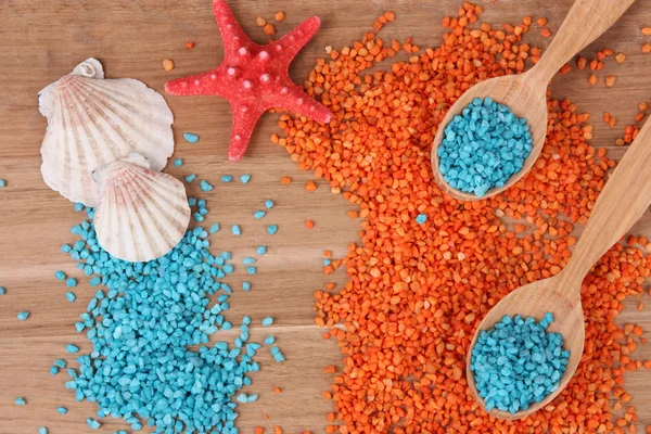 海海贝壳的盐结晶、 色木背景星鱼 — 图库照片