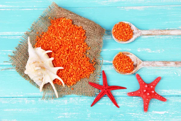 Cristais de sal marinho com conchas do mar, peixe estrela na cor de fundo de madeira — Fotografia de Stock