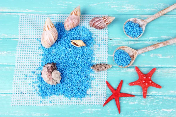 Кристаллы морской соли с морскими раковинами, рыба-звезда на деревянном фоне — стоковое фото