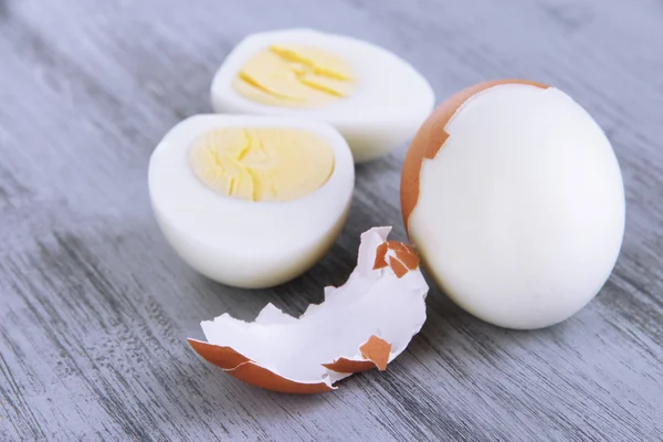 Uovo sbucciato bollito su sfondo di legno — Foto Stock