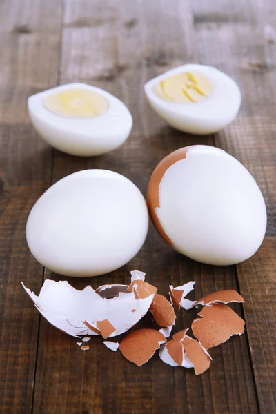Sbucciate le uova sode su fondo in legno — Stockfoto