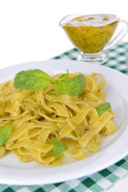 lezzetli pasta plaka üzerinde tablo yakın çekim pesto ile