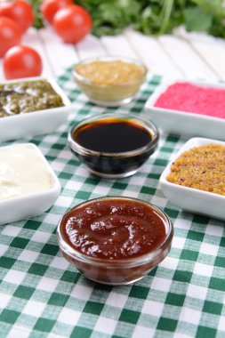 Tablo yakın çekim üzerinde çeşitli soslar