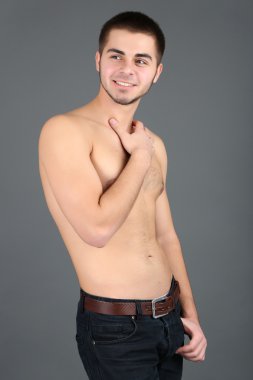 yakışıklı genç gri arka plan üzerinde