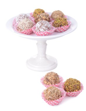 çikolata şekerleme üzerine beyaz izole kümesi