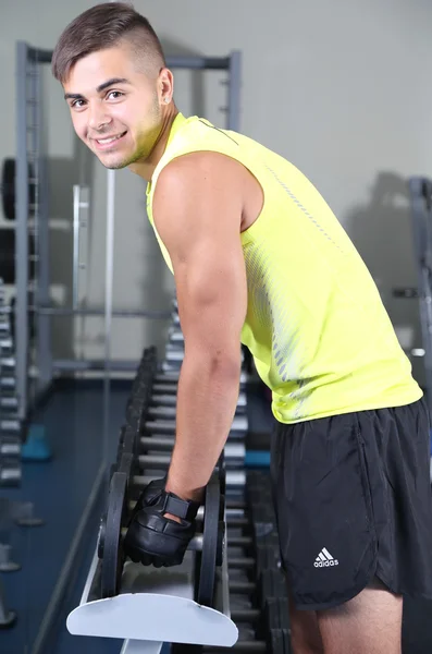 Chico con mancuernas en el gimnasio —  Fotos de Stock