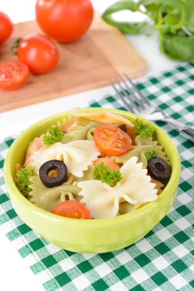 Deliciosa pasta con tomates en el plato en primer plano de la mesa — Foto de Stock