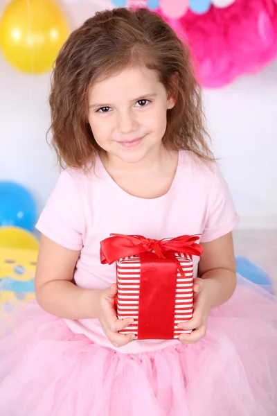 Hübsches kleines Mädchen mit Geschenk feiert ihren Geburtstag — Stockfoto