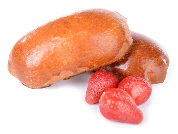 Pasteles recién horneados con fresas aisladas en blanco — Foto de Stock