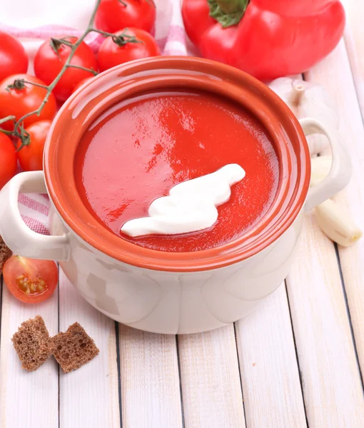 लाकडी टेबलवर स्वादिष्ट टोमॅटो सूप आणि भाज्या — स्टॉक फोटो, इमेज