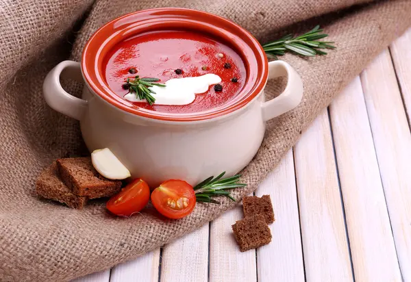 Sabrosa sopa de tomate sobre mesa de madera — Foto de Stock