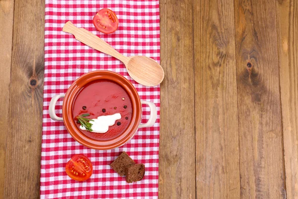 木製のテーブル上でおいしいトマト スープ — ストック写真