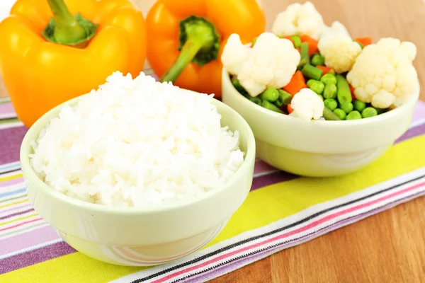 Ugotowany ryż z warzywami na drewnianym stole z bliska — Zdjęcie stockowe