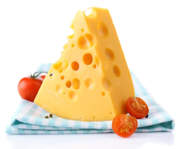 Шматочок сиру і помідорів, на кольоровій серветці, ізольовані на білому — стокове фото
