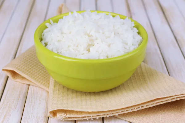 Gotowanego ryżu w misce na drewniane tła — Zdjęcie stockowe