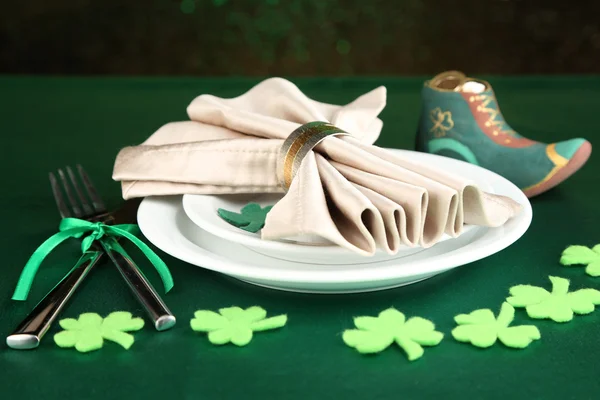Table setting for St Patricks Day with white background — Stock Photo, Image