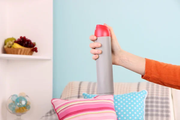 Spray Lufterfrischer in der Hand auf Home Interior Hintergrund — Stockfoto