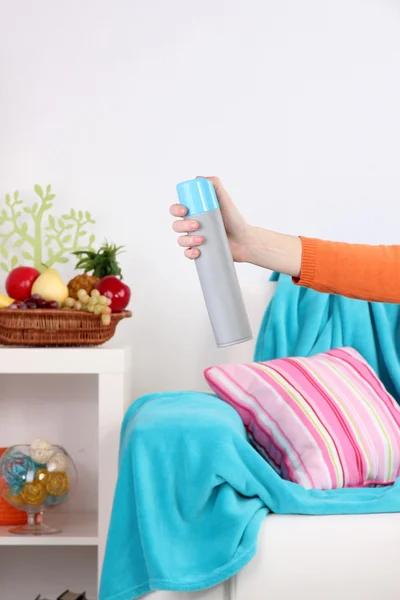 Spray Lufterfrischer in der Hand auf Home Interior Hintergrund — Stockfoto