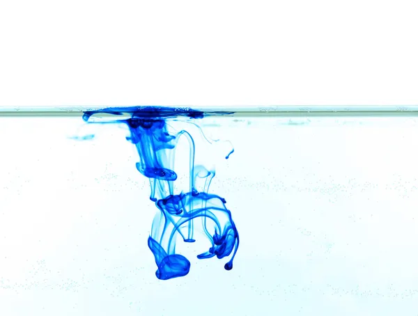 Tinte im Wasser isoliert auf weiß — Stockfoto