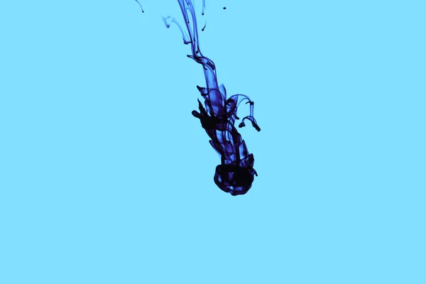 Bläck i vatten på blå bakgrund — Stockfoto