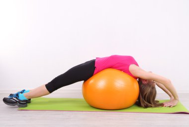 spor top turuncu ile egzersiz genç güzel fitness kız