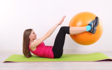 spor top turuncu ile egzersiz genç güzel fitness kız