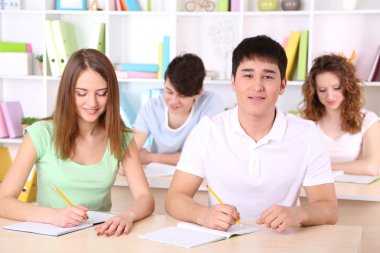 Genç öğrenci sınıfta oturma grubu