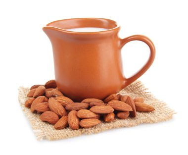 badem sütü kabı üzerine beyaz izole bademli