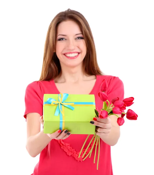 Mulher atraente com caixa de presente e flores, isolado em branco — Fotografia de Stock