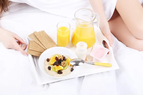 Mulher na cama com café da manhã leve — Fotografia de Stock